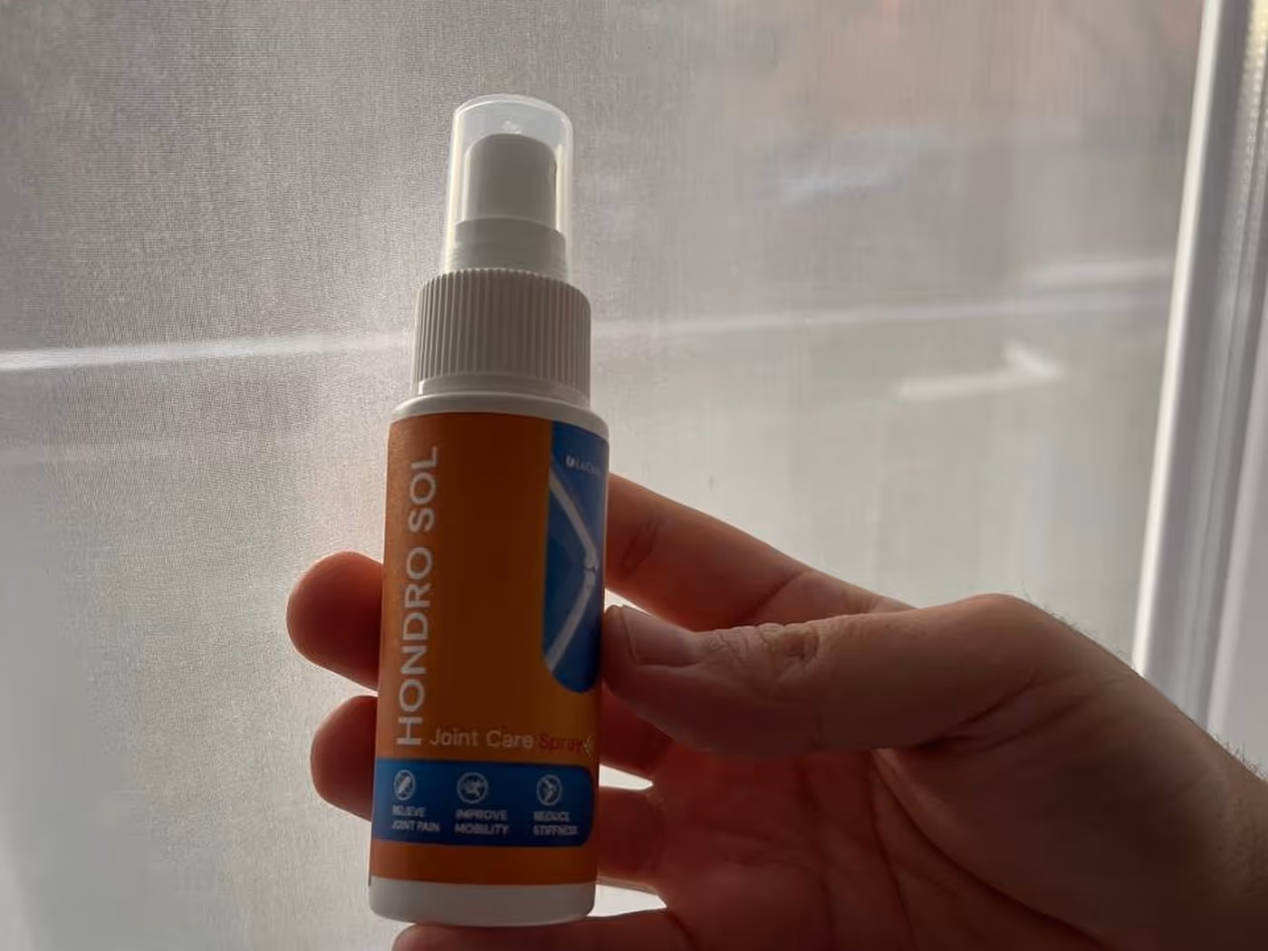 Flakon Hondro Sol 60 ml z atomizerem trzymany w dłoni