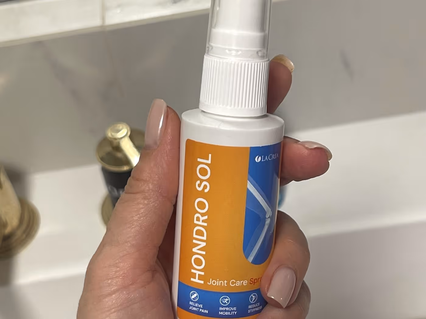 Hondro Sol 60 ml ízületi spray flakon kézben, fürdőszobában