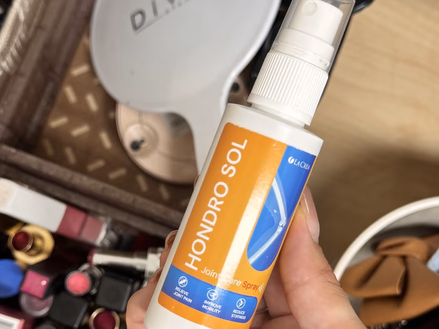 Hondro Sol 60 ml-es szórófejes flakon közelről, kézben